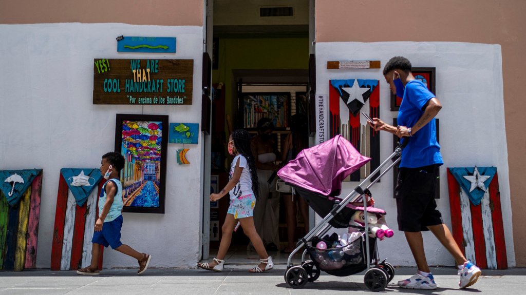  Comienza en Puerto Rico una relajaci&oacute;n de restricciones que crea inquietud 