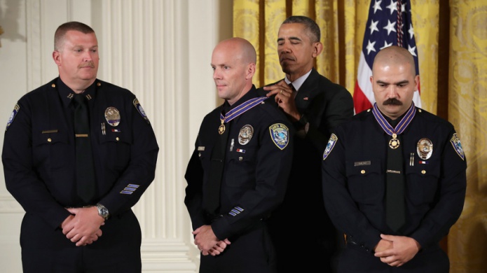 Obama condecora 13 policÃ­as, dos de ellos hispanos