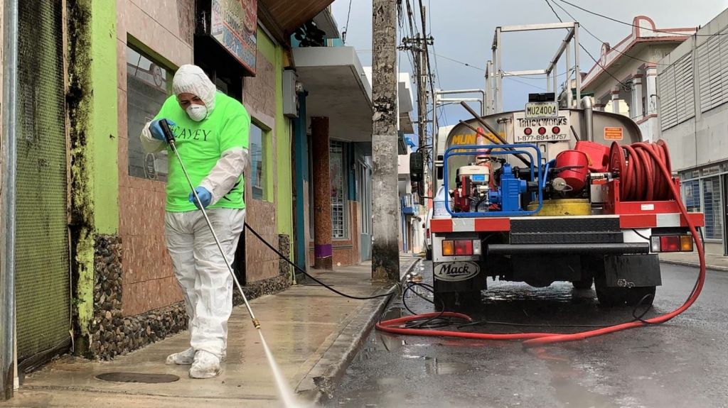 Cayey enfatiza en la importancia de la limpieza y desinfecci&oacute;n masiva para proteger a la poblaci&oacute;n del Covid-19 