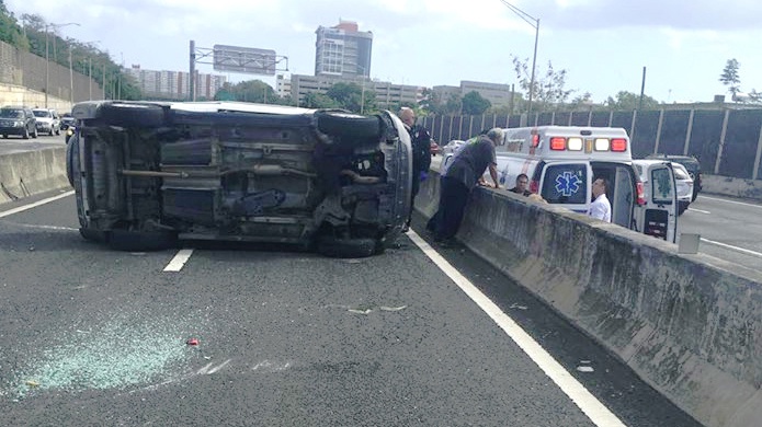 Vehículo volcado en expreso las Américas