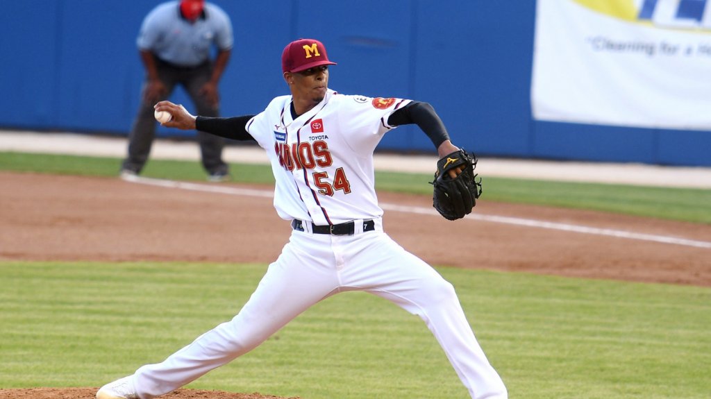  Dominicano Luis Medina enfrentará con uniforme boricua a sus compatriotas en la Serie del Caribe 