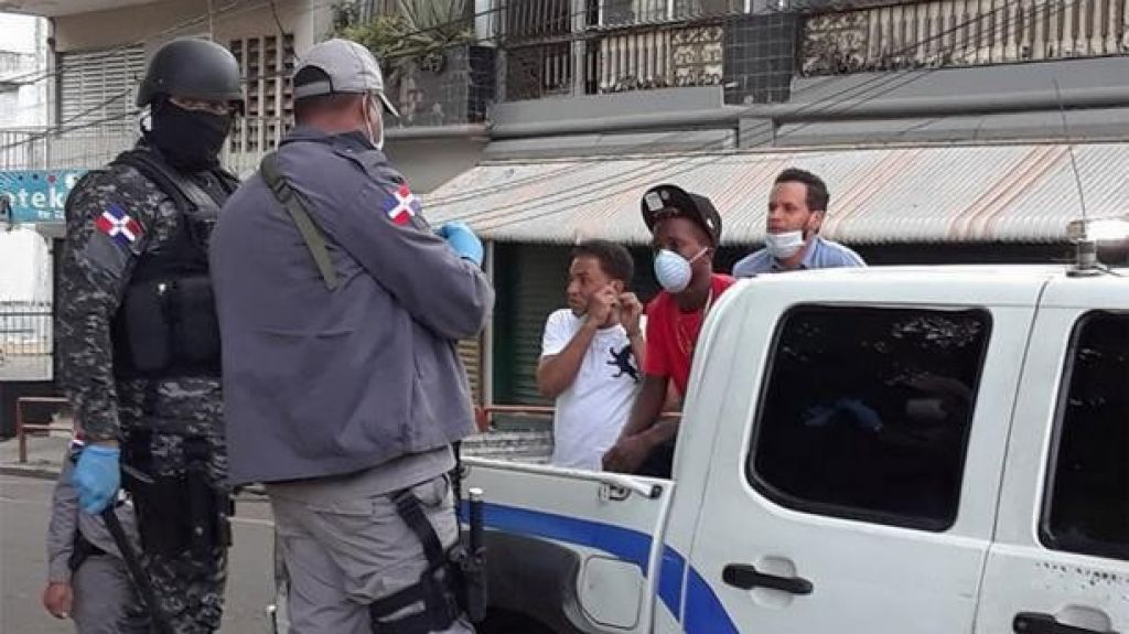  Detienen 886 personas el día de ayer por romper toque de queda; más de 45 mil en total 