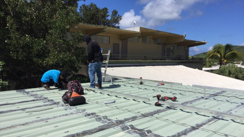  Donan sistema de energ&iacute;a renovable a organizaci&oacute;n en Culebra, con la meta de convertir al municipio en la primera isla solar del Caribe 