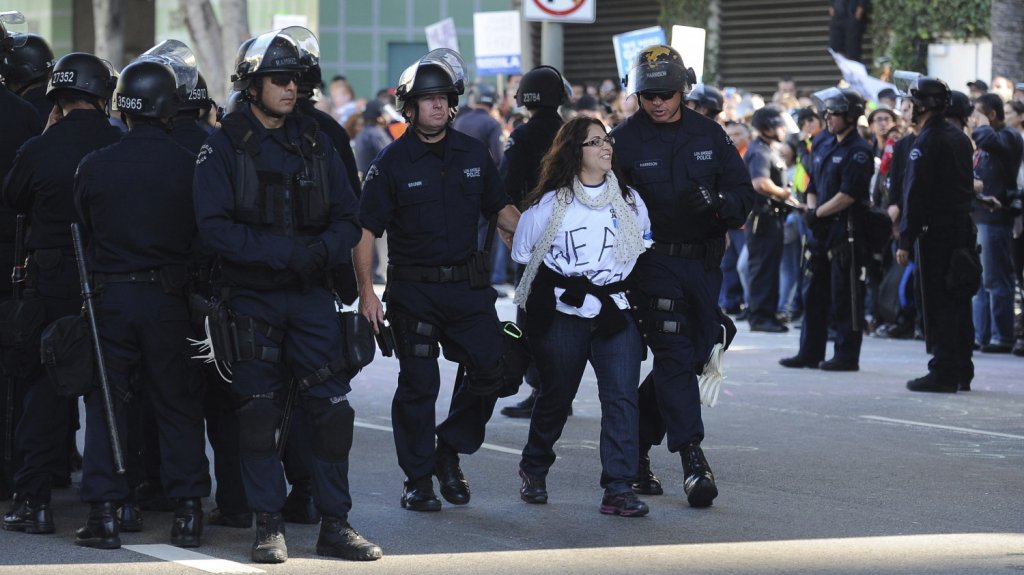  Suspenden a un polic&iacute;a que golpe&oacute; a una latina durante su arresto en EEUU 