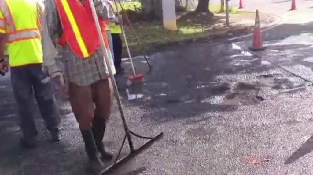  Video: Enfrentan empleados de obras publicas que tiran asfalto “Algaréte" en la carretera 