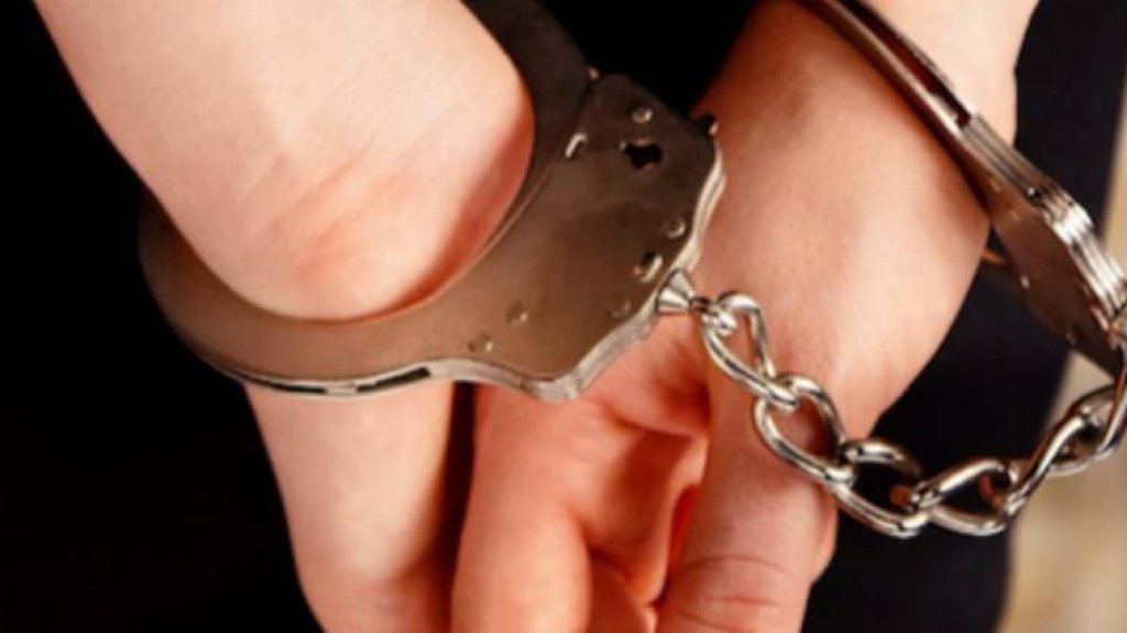  Arrestan a dos sujetos armados que supuestamente merodeaban por residencial en Gurabo 