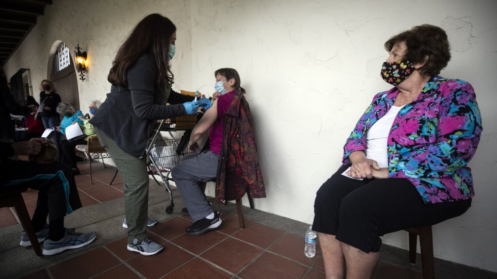  Biden destinar&aacute; 10.000 millones a vacunaci&oacute;n en las comunidades m&aacute;s golpeadas 