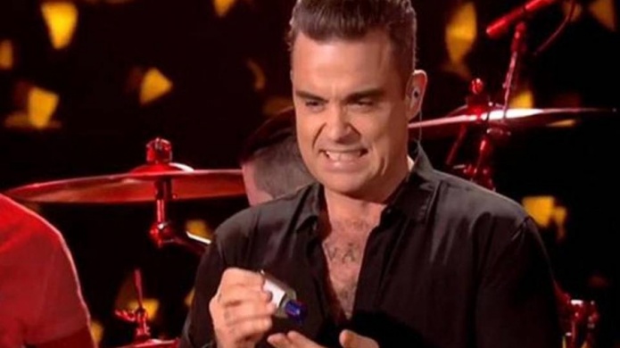 Video: Cantante Robbie Williams se desinfecta las manos tras saludar a sus fans