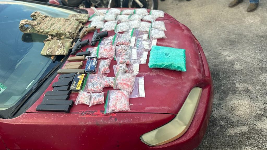  Drogas, armas y municiones en veh&iacute;culo ocupado en Llorens Torres 