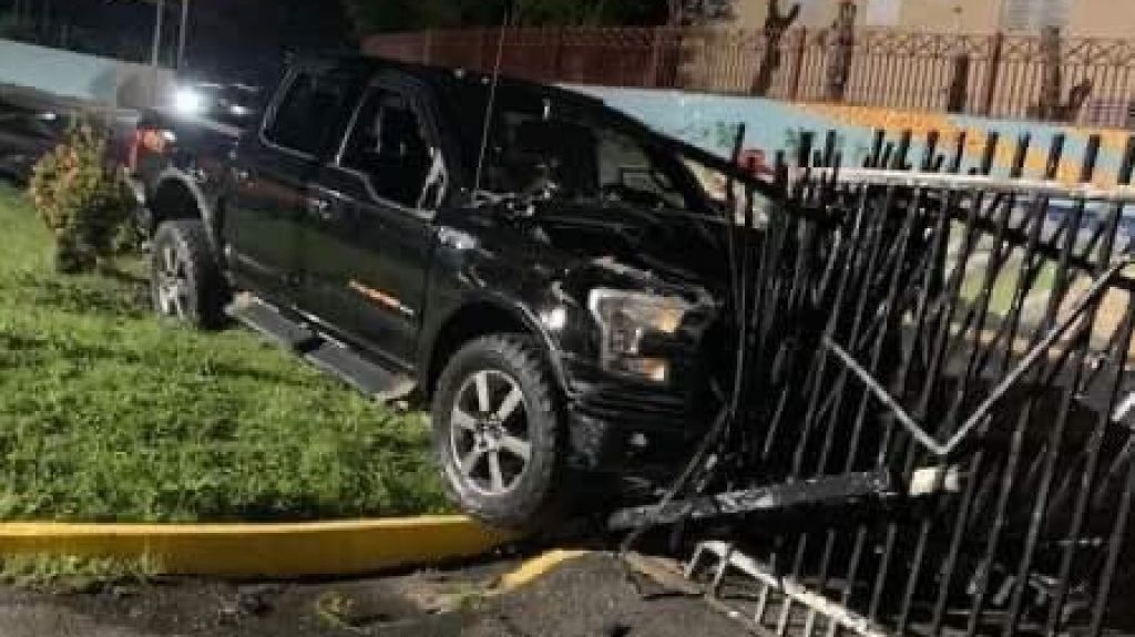  &ldquo;Borracho&rdquo; choca con port&oacute;n del cuartel de la polic&iacute;a en Yabucoa 
