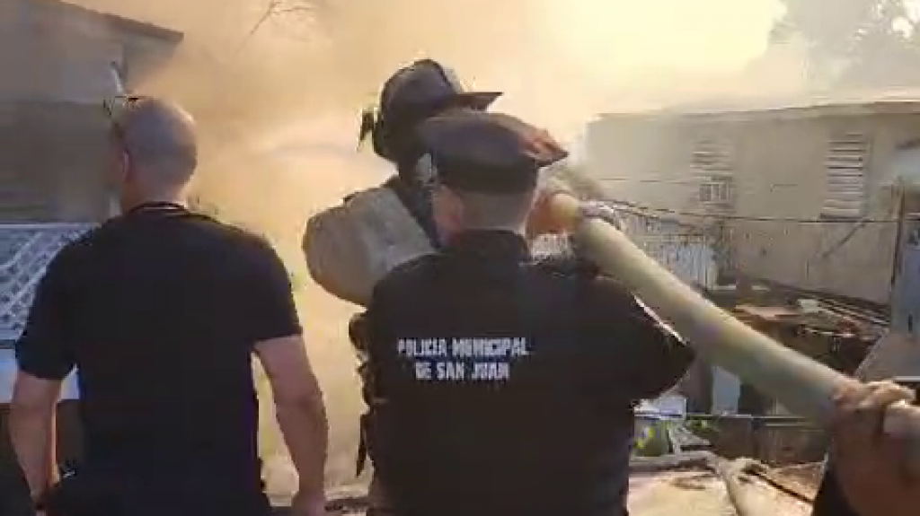  Video: Sin control incendio en Tras Talleres polic&iacute;a ayudan a bomberos 
