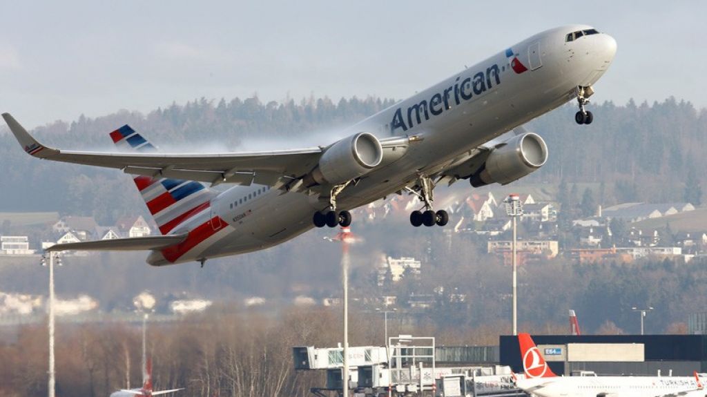  Video: Sacan a modelo de un vuelo de American Airlines en Miami 