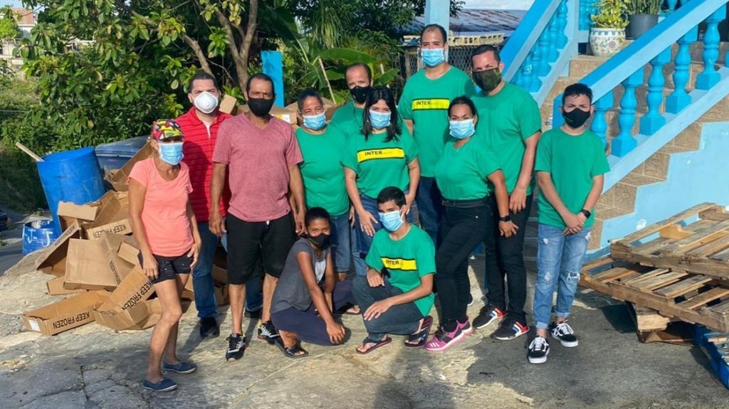  Entregan cajas de alimentos a familias en Dorado 