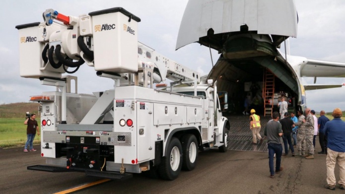 (Video y Fotos) Llega equipo y material para la reconstrucciÃ³n de la red energÃ©tica