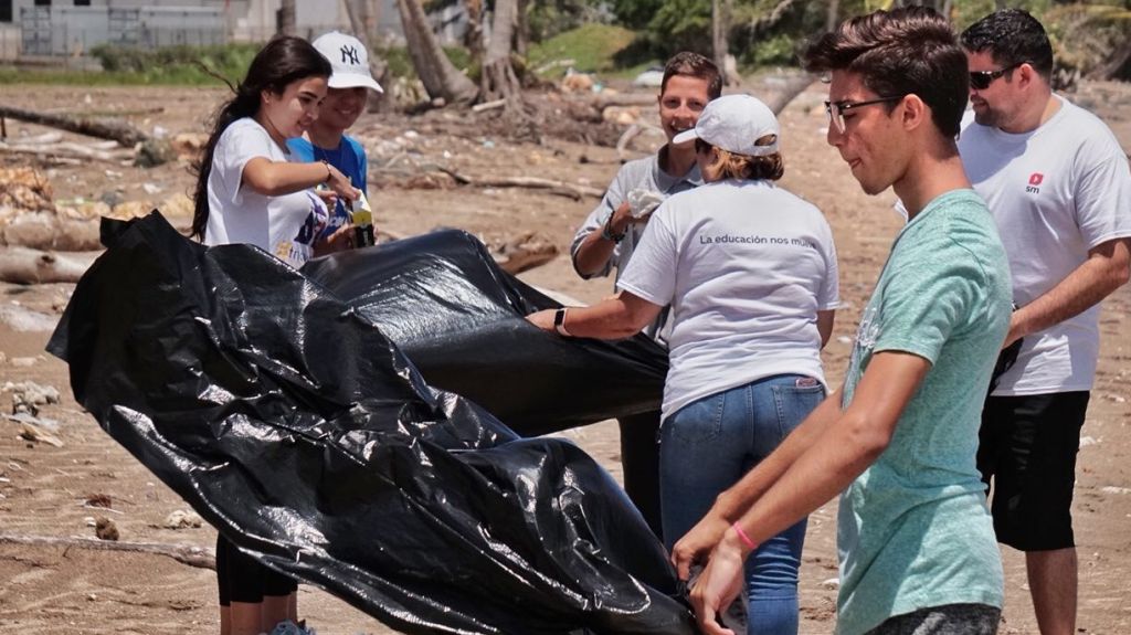  Estudiantes se unen para limpiar el litoral de Cata&ntilde;o 
