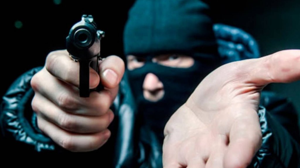  Dos sujetos asaltan en su residencia a un individuo en Hatillo 