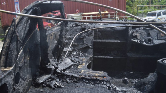 INCENDIO DE ORIGEN DESCONOCIDO EN LANCHA GUARDADA EN BARRIO DE SAN SEBASTIAN