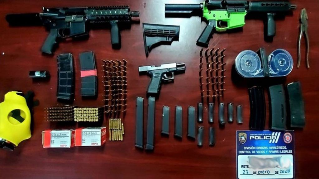  Encuentran armas y municiones abandonadas frente a un residencial en Fajardo 