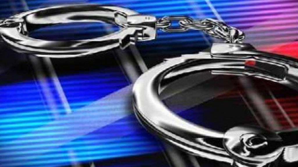  Arrestan tres personas escalando gasolinera en Hatillo 
