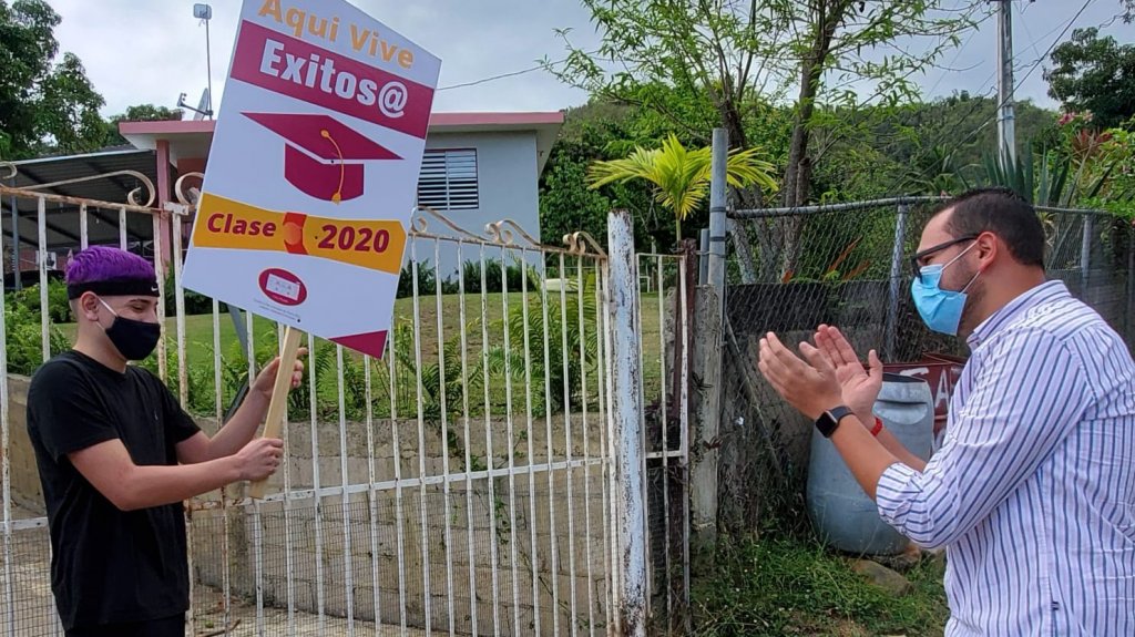  Alcalde Gonsalez Souchet establece centros de internet satelital gratuita para residentes de Pe&ntilde;uelas 