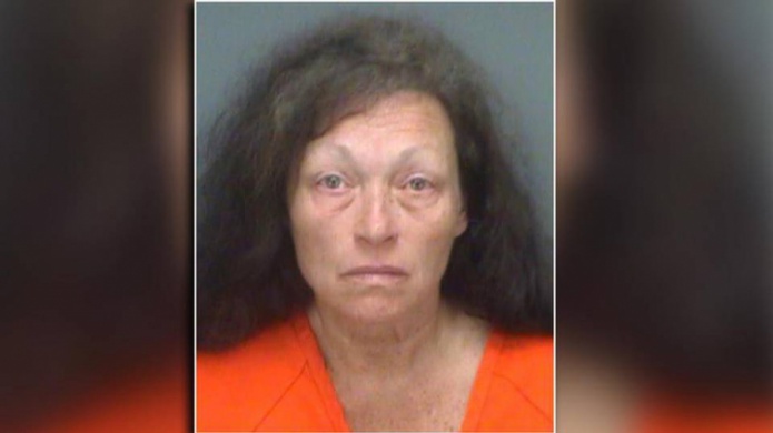 Acusan a mujer de 62 aÃ±os despuÃ©s que su hijo de 6 aÃ±os matÃ³ a bebÃ© a golpes