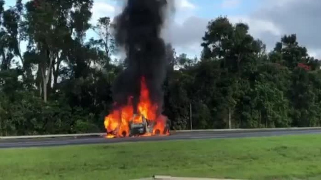  Video: Polic&iacute;a abre el transito en expreso 52 que hab&iacute;a sido cerrado por auto incendiado 