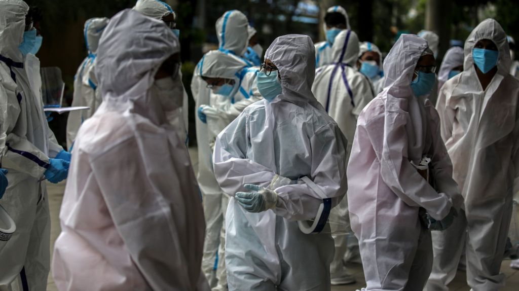  Env&iacute;an refuerzo de 100 profesionales de salud a hospitales p&uacute;blicos de Miami 