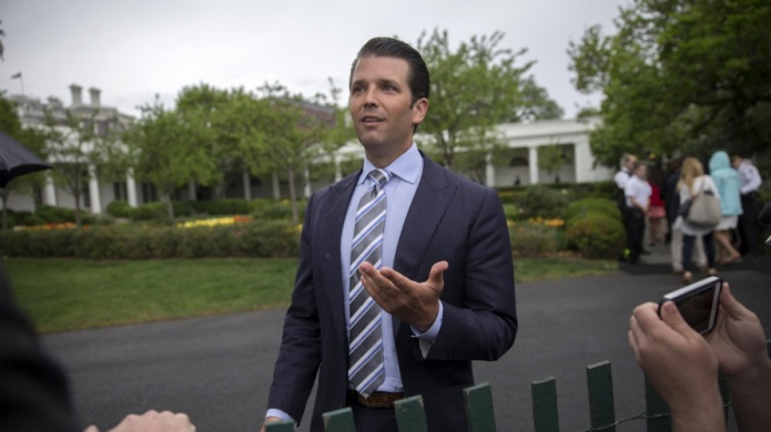 El hijo de Trump navega las turbulentas aguas del delito por la trama rusa