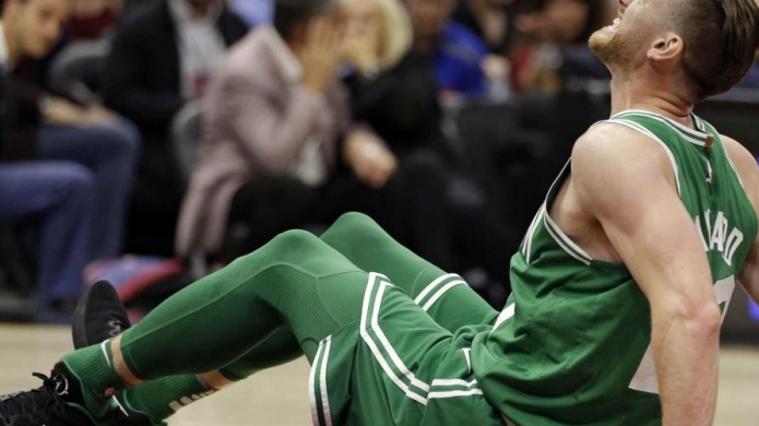 Video: En su primer juego jugador de los Celtics de Boston sufre una fractura