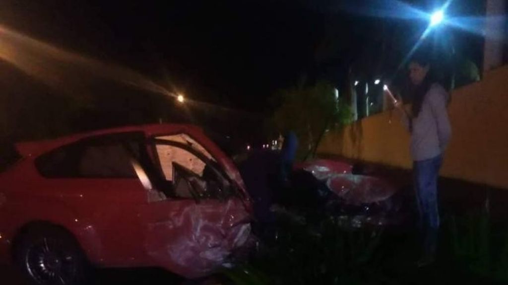  Video: Momento en que intentan sacar de un auto a conductor que qued&oacute; pillado esta madrugada en Vega Alta 