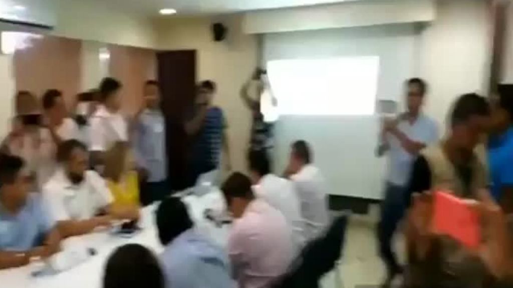  Video: Ofrec&iacute;an una conferencia de prensa y se le olvido cerrar la pagina &ldquo;Porno&rdquo; de su laptop 