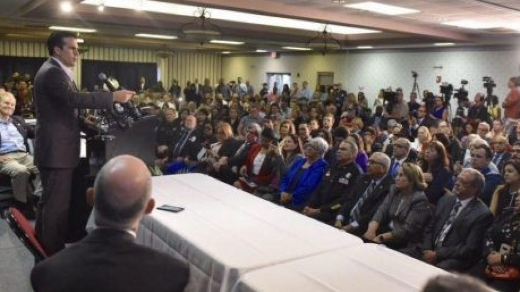  Video: Arrestan una mujer que protestaba en mensaje Ricky Rosello en Kissimmee, Florida 
