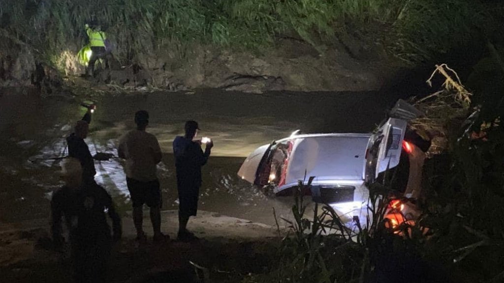  Fotos: Buscan conductora que fue arrastrada en su auto por un rio en Juncos 