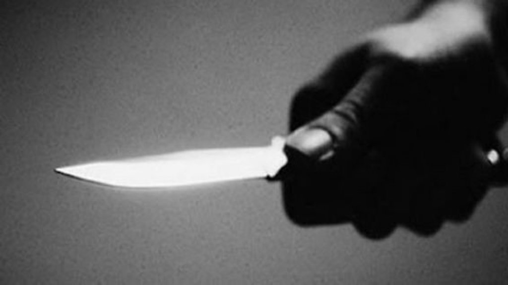  Madre apu&ntilde;ala en un costado a su hijo en Cabo Rojo 