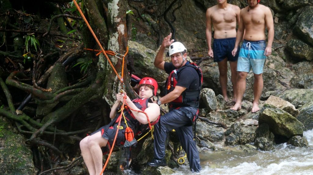  En video el rescate de varios turistas de New Jersey , hoy en el río Gozalandia de San Sebastián 