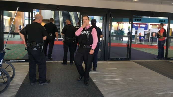 EvacÃºan un aeropuerto en el estado de MÃ­chigan tras el apuÃ±alamiento a un policÃ­a