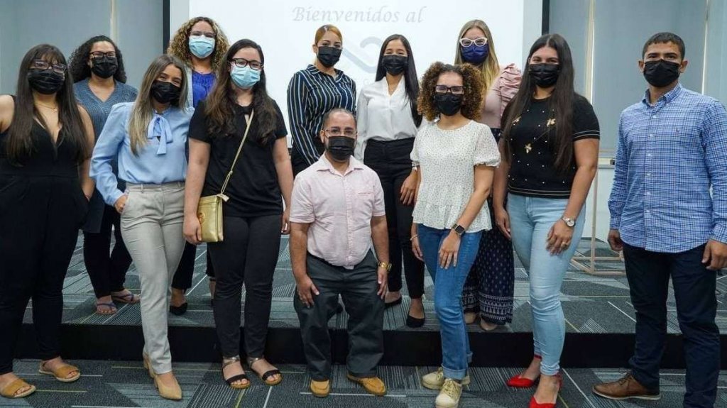  Colegio de Contadores entrega becas a 10 estudiantes universitarios de contabilidad 