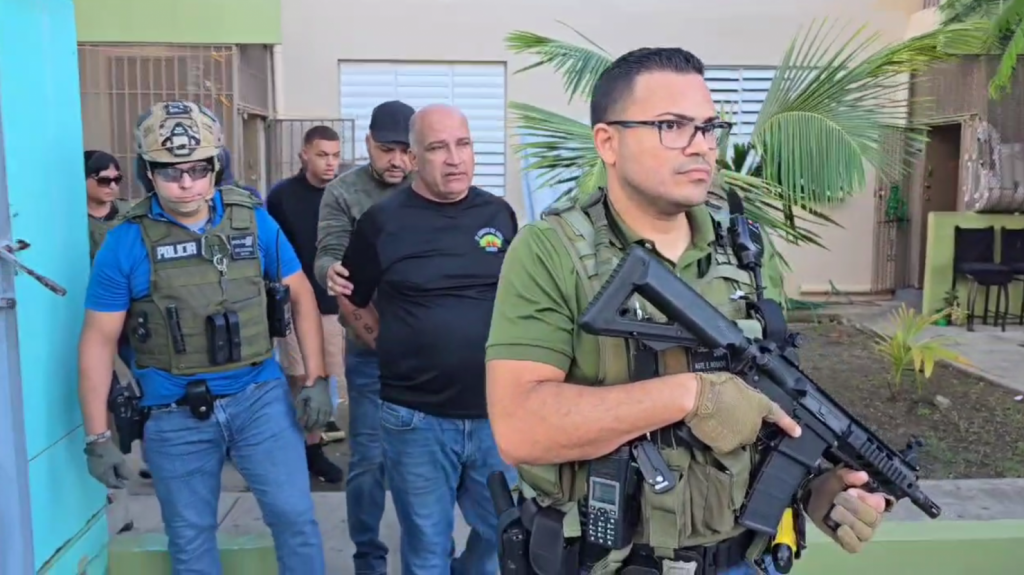  En video momento en que arrestan a dos con armas en caserío de Ponce 