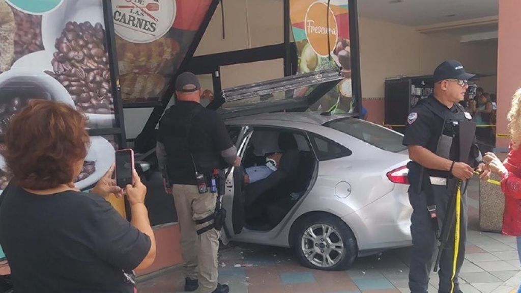  3 menores y 2 mujeres heridos luego que auto chocara contra supermercado en Corozal 