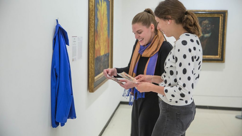  Una anciana roba una chaqueta en exhibición en el Museo Picasso de París y la lleva a una modista para que se la deje a medida 