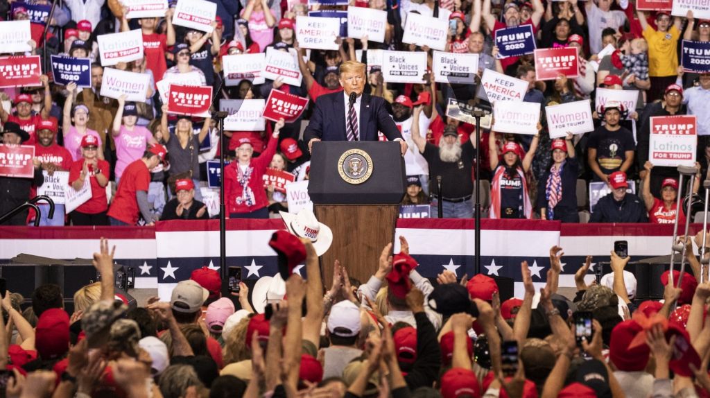  Trump cambia la fecha de su primer mit&iacute;n en meses por pol&eacute;mica racista 