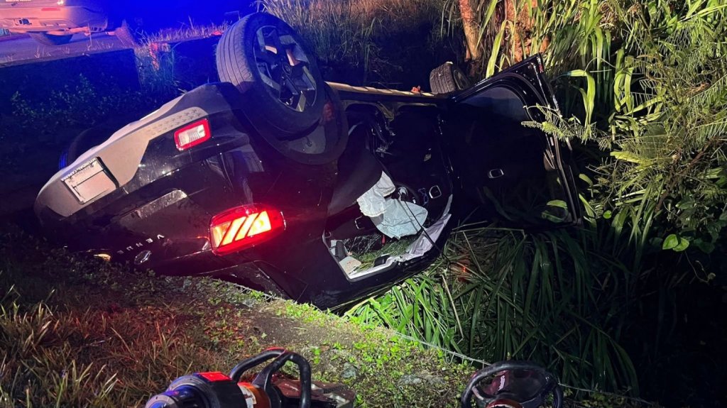  Fotos: Conductor cae por un risco en Juncos 