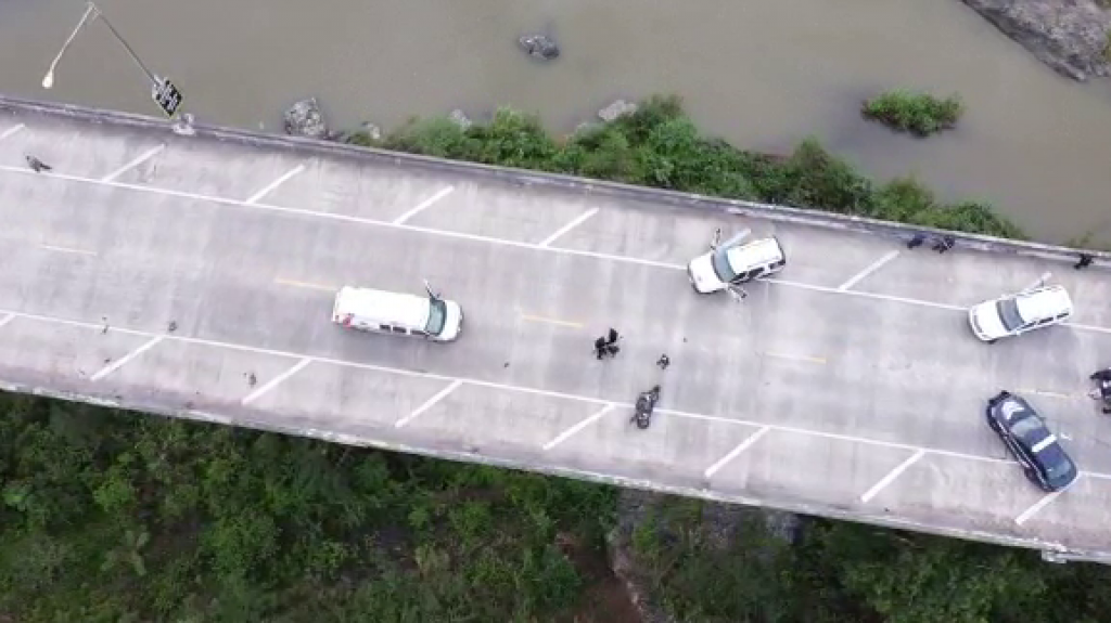  Video: Identifican menor de 17 a&ntilde;os que muri&oacute; al caer con su motora, puente abajo en Comerio 