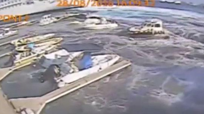 Video: Crucero causa mini tsunami y destruye muelle