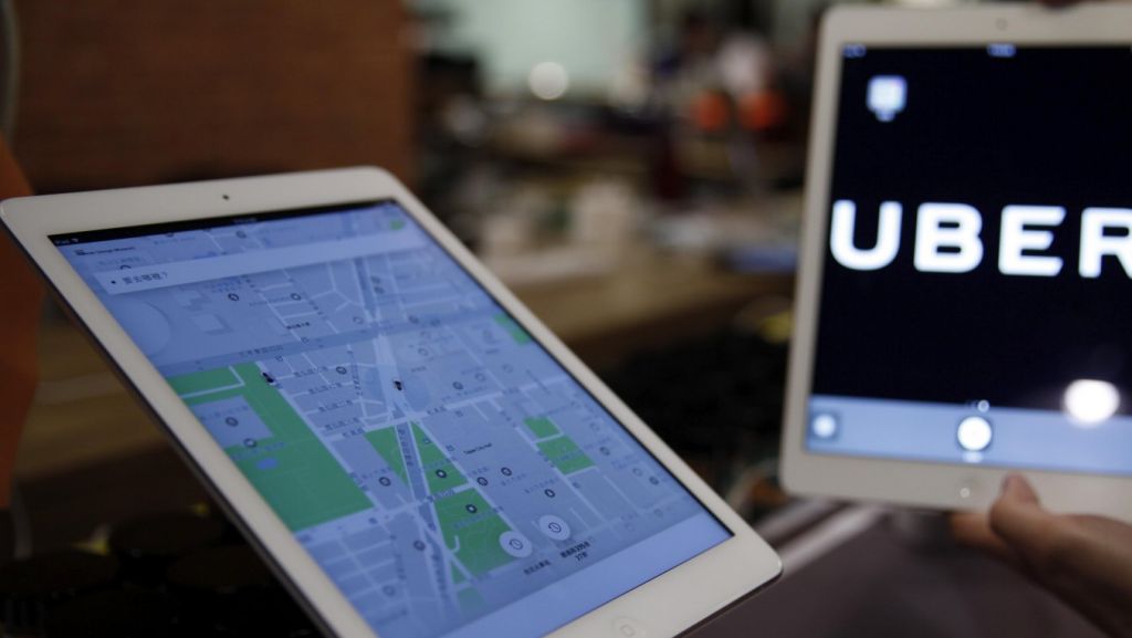  Acusan de secuestro a conductora de Uber que impidi&oacute; a clienta salir del auto 