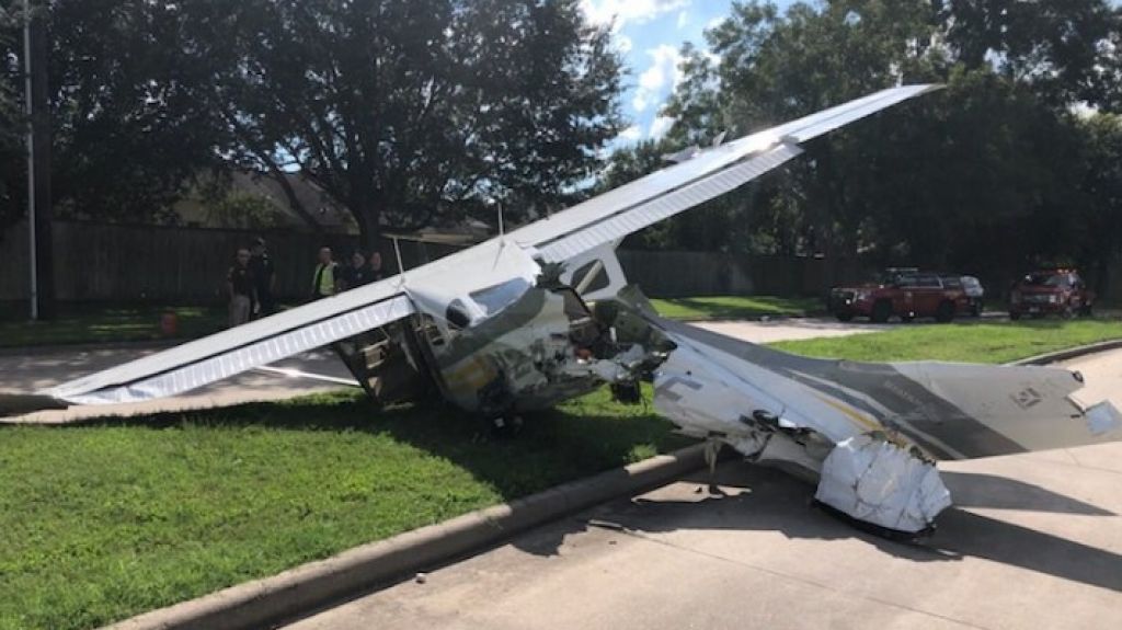  Avioneta se estrella contra autos y cables de alta tensi&oacute;n en Texas 