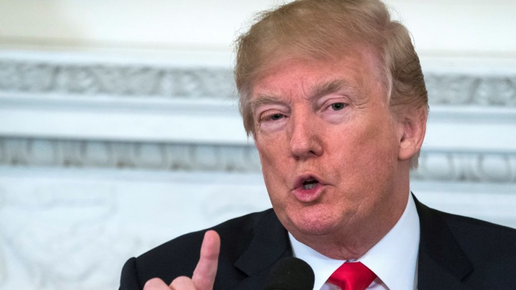  Trump da marcha atr&aacute;s en su propuesta de subir la edad para comprar armas 