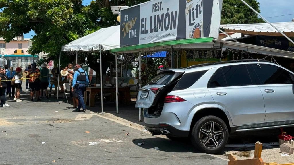  Veh&iacute;culo impacta negocio en Humacao dejando un muerto y alrededor de 14 heridos 