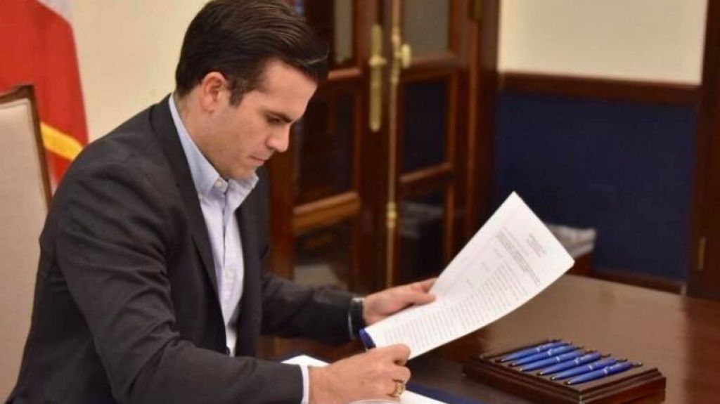  Gobernador firma ley de pol&iacute;tica p&uacute;blica para ancianos 