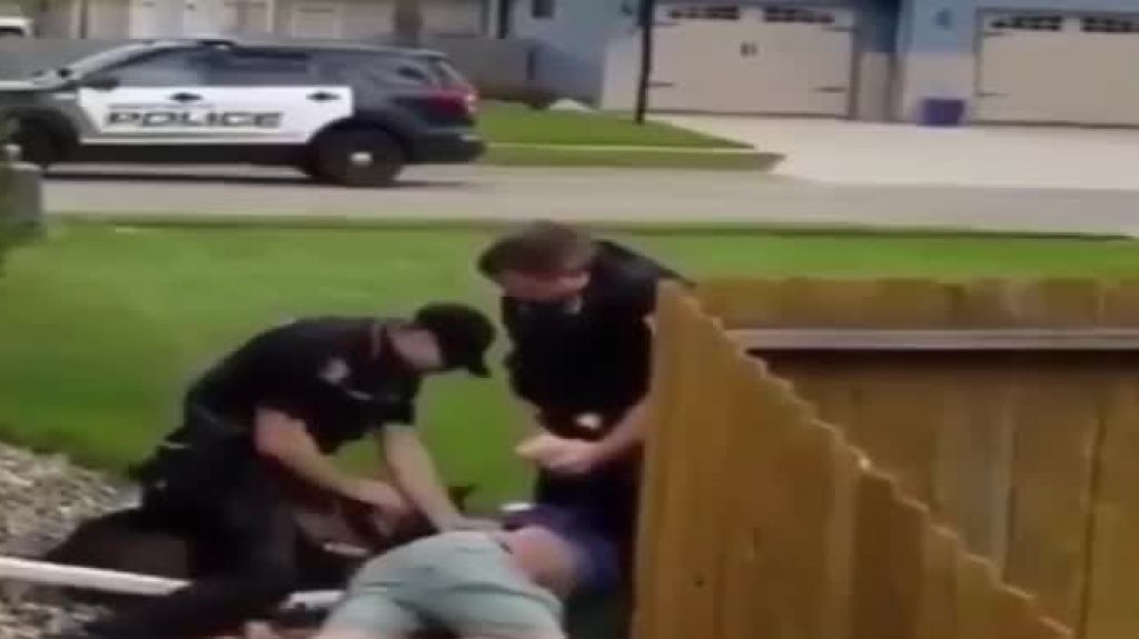  Video: Can de la polic&iacute;a ataca violentamente a un sospechoso 